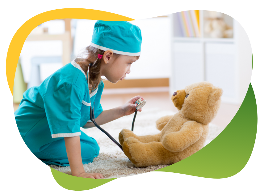 Slaugytojo apranga apsirengęs vaikas, tiriantis savo pliušinį žaislą