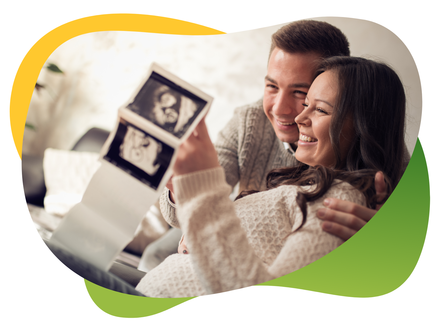 Būsimi tėvai žiūri į kūdikio ultragarsinio tyrimo nuotraukas