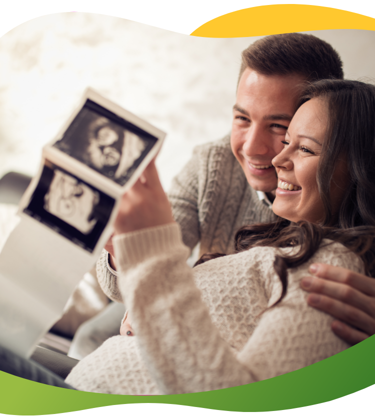 Būsimi tėvai žiūri į kūdikio ultragarsinio tyrimo nuotraukas