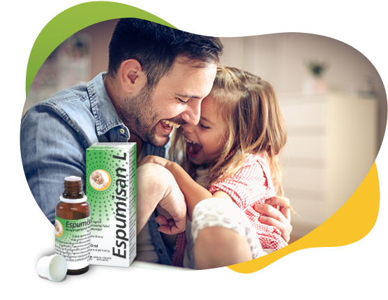 Laimingas tėvas, apkabinęs besijuokiančią dukrą, išgėrusią Espumisan<sup>®</sup> L 40 mg geriamųjų lašų (emulsijos)