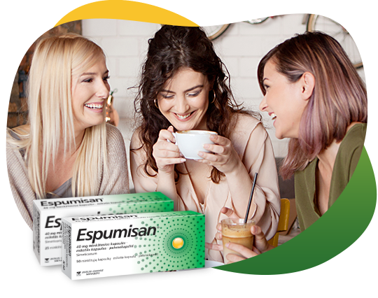 Trys draugės geria kavą ir gerai leidžia laiką, dalijasi informacija apie pilvo pūtimą ir Espumisan®. Priekyje yra Espumisan® 40 mg minkštųjų kapsulių pakuotės nuotrauka